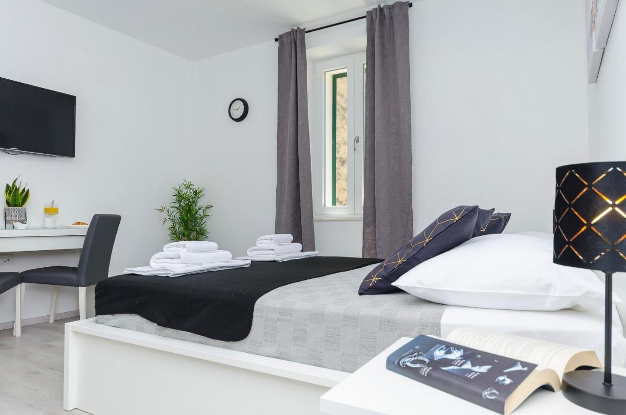 Apartments And Rooms Adriatic Suites Sibenik Bagian luar foto