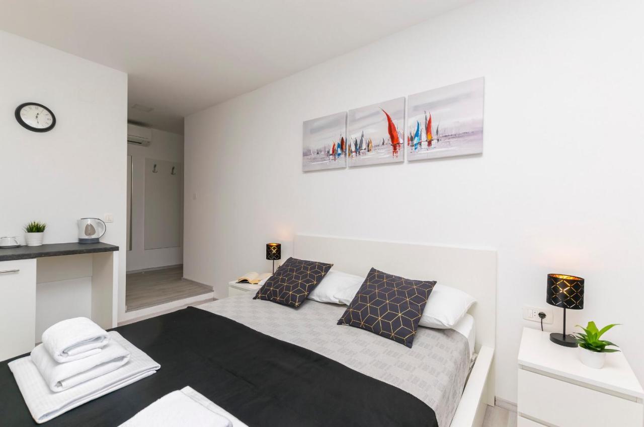 Apartments And Rooms Adriatic Suites Sibenik Bagian luar foto