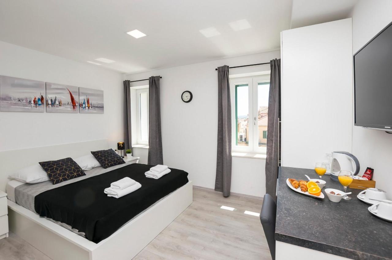 Apartments And Rooms Adriatic Suites Sibenik Bagian luar foto