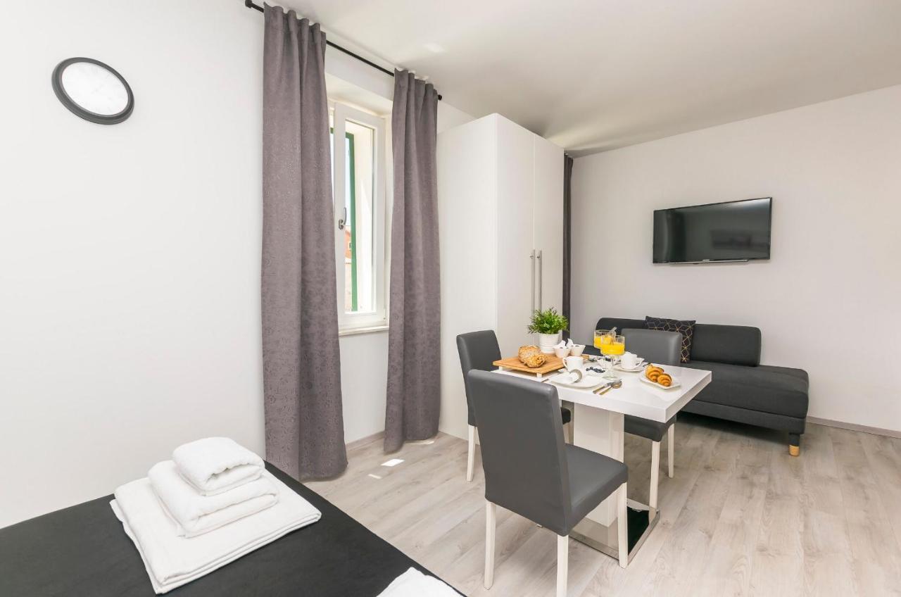 Apartments And Rooms Adriatic Suites Sibenik Bagian luar foto
