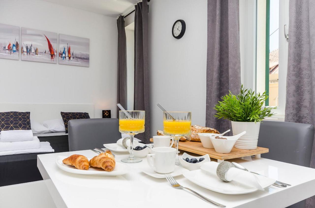 Apartments And Rooms Adriatic Suites Sibenik Bagian luar foto