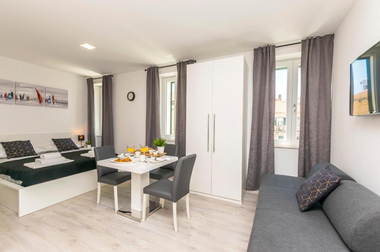 Apartments And Rooms Adriatic Suites Sibenik Bagian luar foto