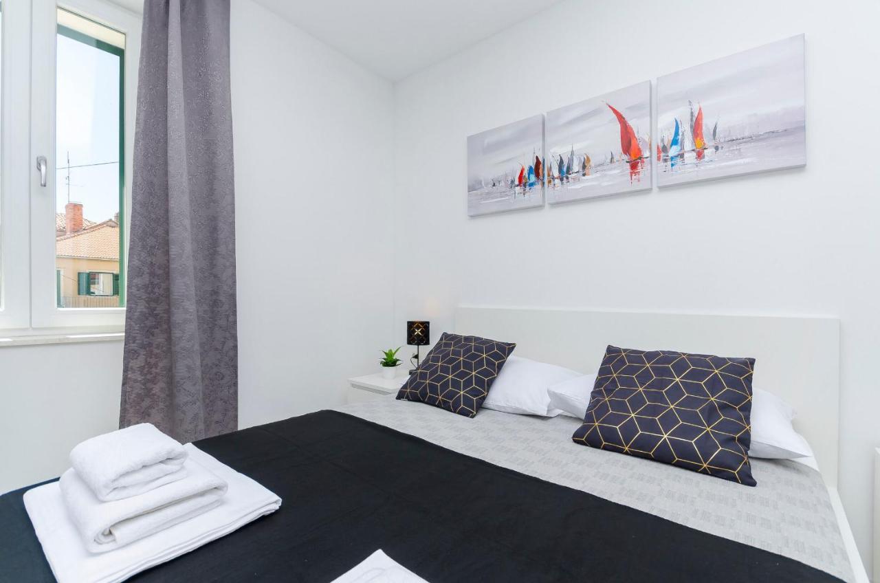 Apartments And Rooms Adriatic Suites Sibenik Bagian luar foto