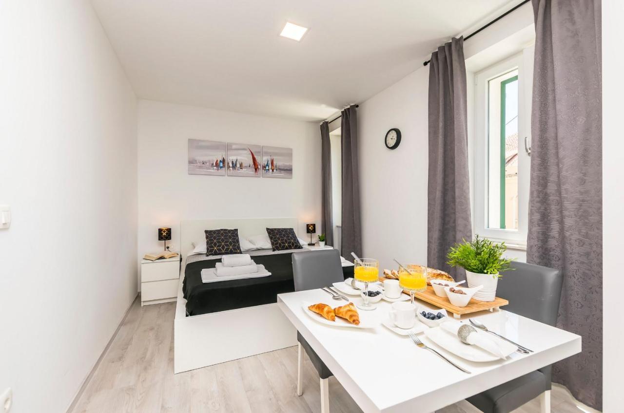 Apartments And Rooms Adriatic Suites Sibenik Bagian luar foto