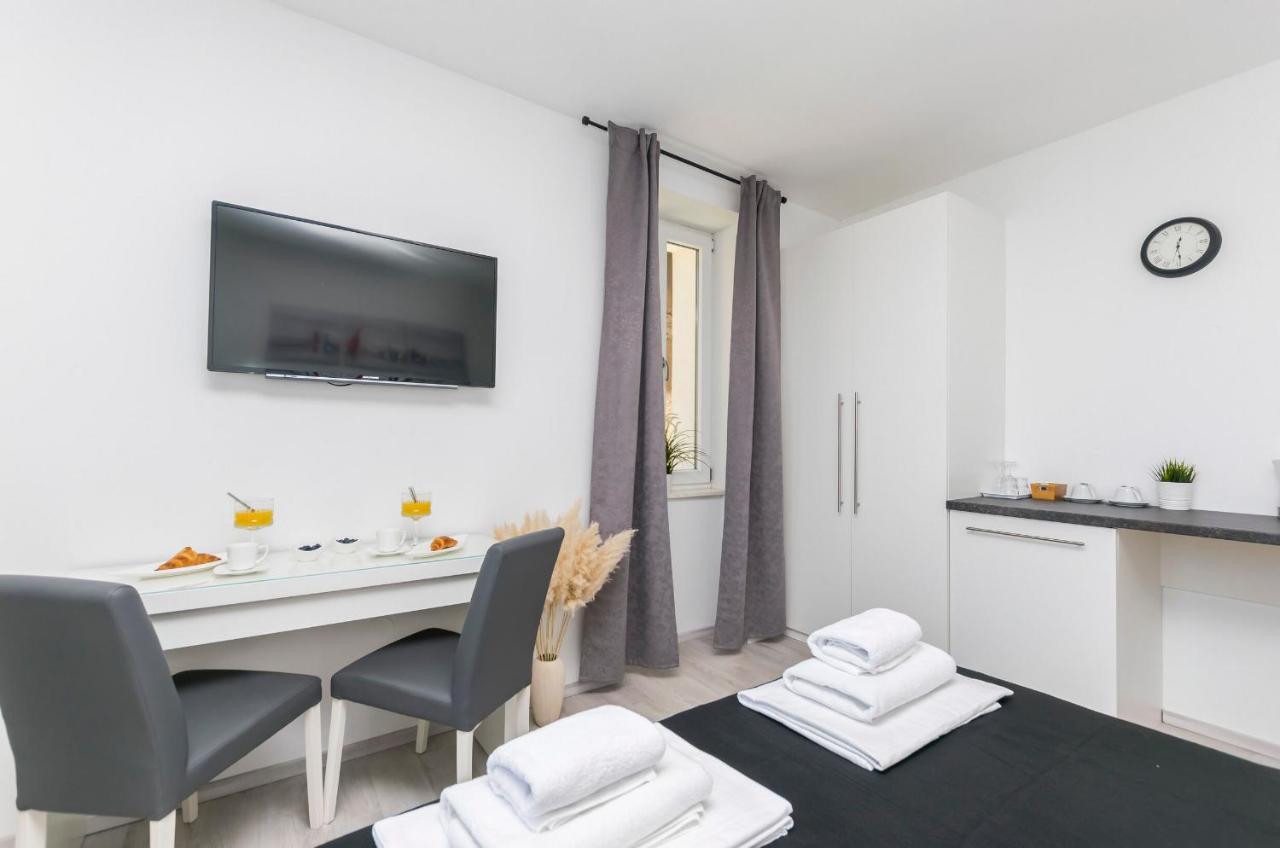 Apartments And Rooms Adriatic Suites Sibenik Bagian luar foto