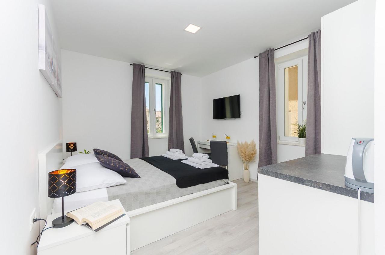 Apartments And Rooms Adriatic Suites Sibenik Bagian luar foto